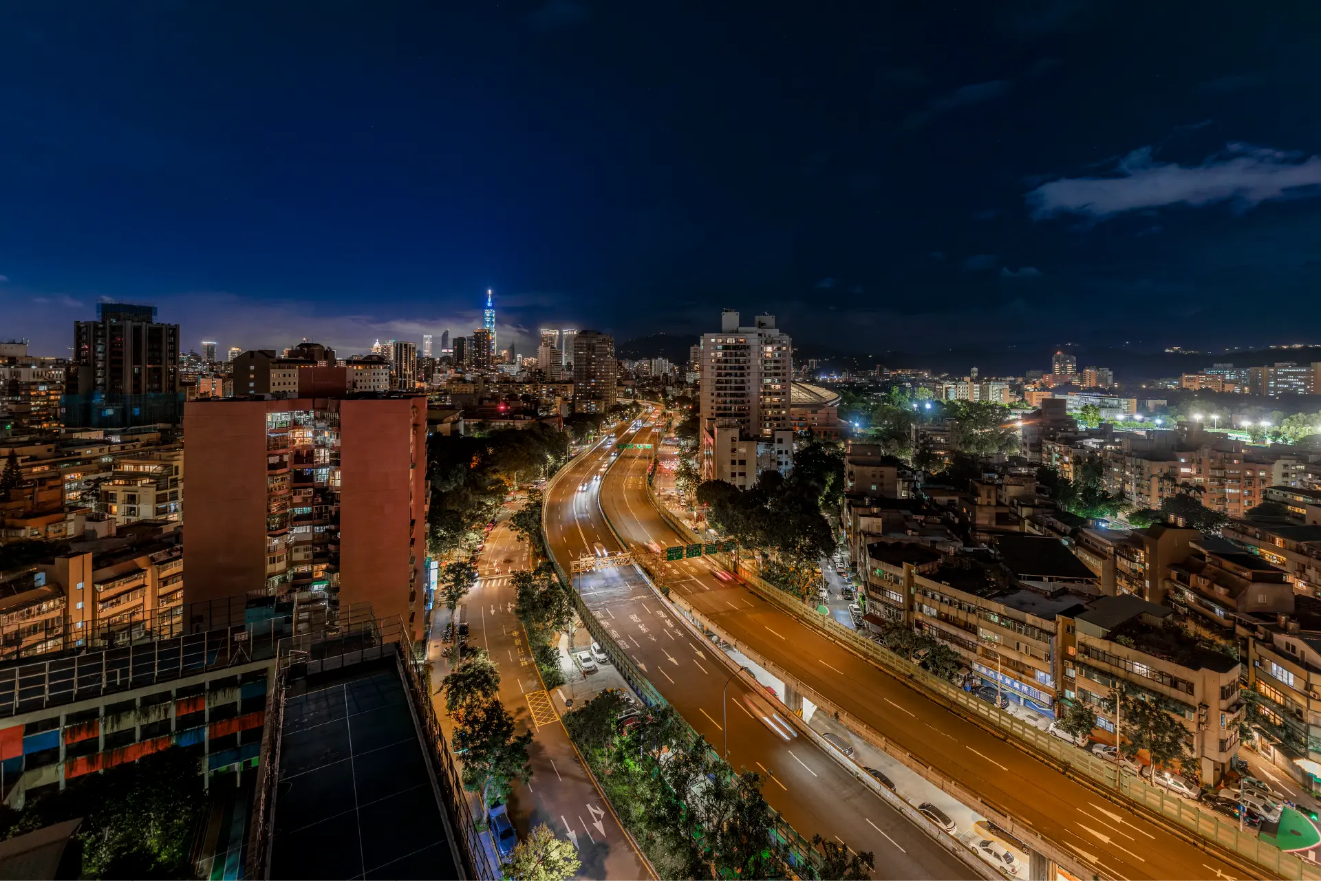 從連雲雲恆窗前拍攝的台北夜景